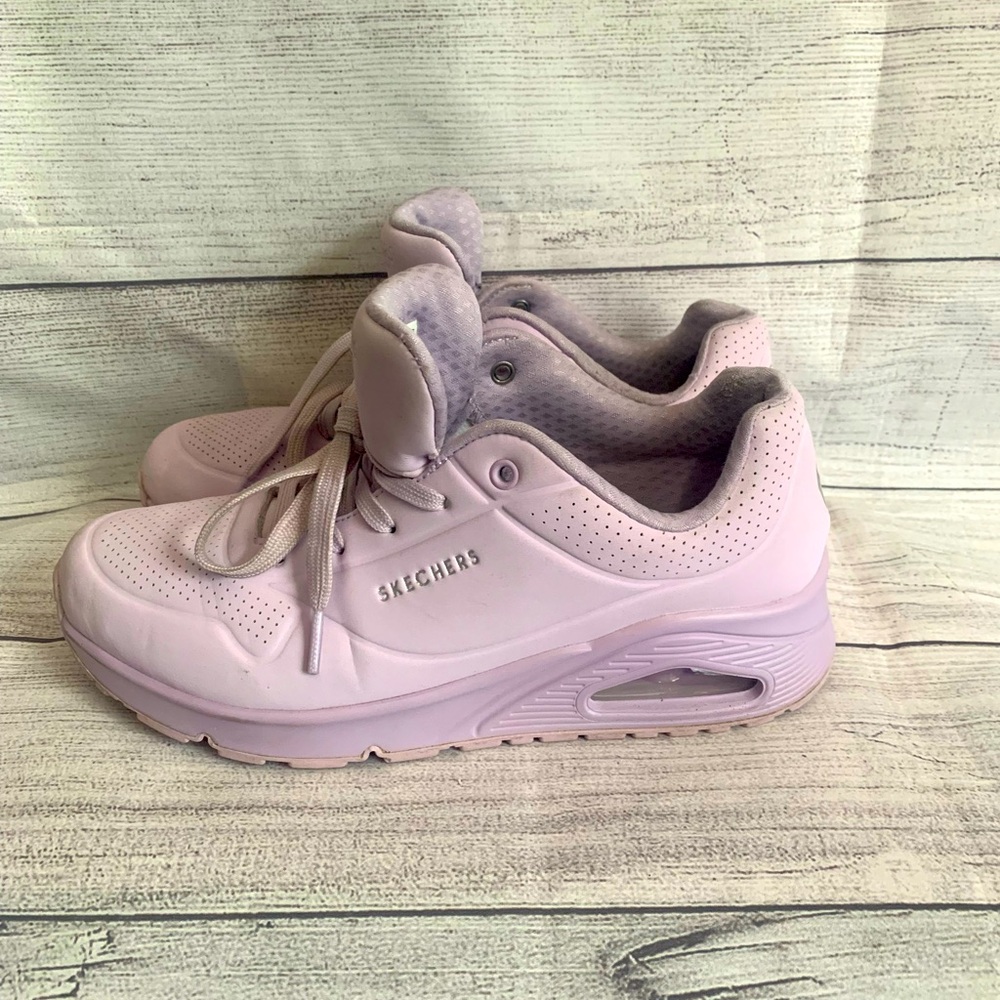 Skechers Lavender Sneaker in size 9